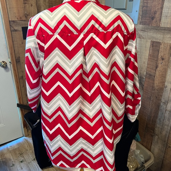 LADIESWOMEN'S LADIES PLUS SIZE 1X RED GRAY WHITE CHEVRON PRINT TOP SHIRT BLOUSE - Picture 8 of 8